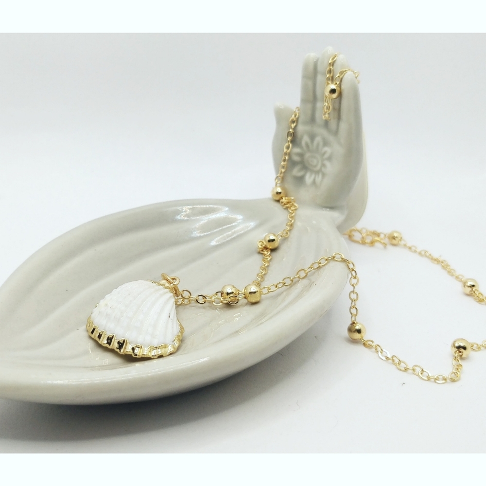 Shell Necklace NWT White & Gold Beach Jewelry
